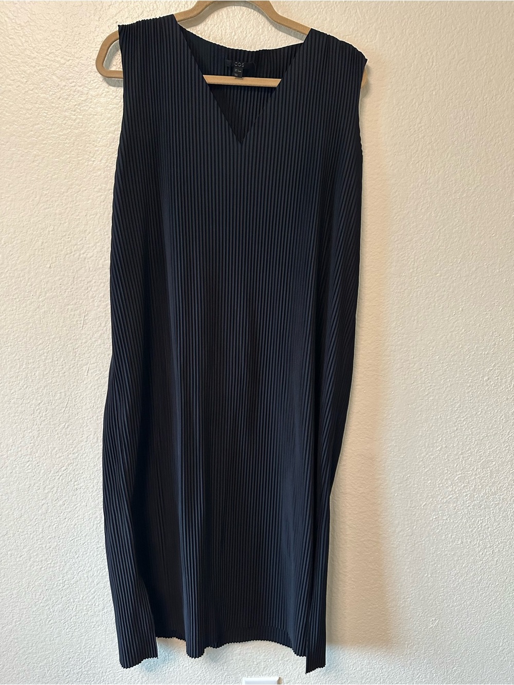 COS | Dresses | Cos Black Sleeveless Pleated Vneck Midi Dress